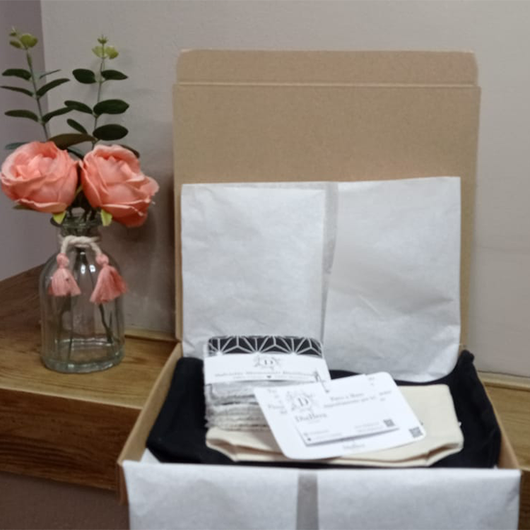 Set di 2 Pochette + Set 7 Salviettine per il Viso