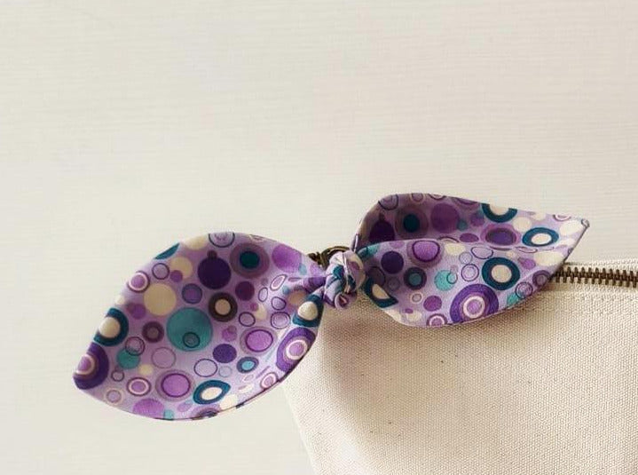 "MARGHERITA" Pochette ricamata a macchina con fiocco in Cotone