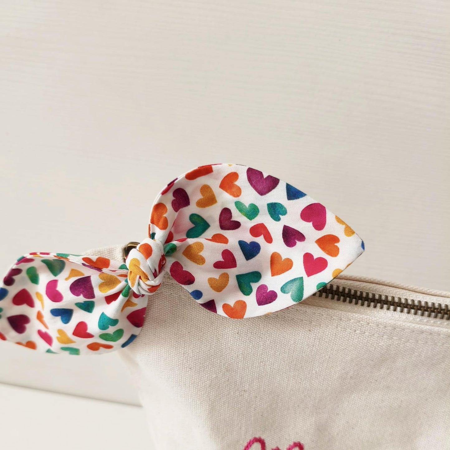 "MARGHERITA" Pochette ricamata a macchina con fiocco in Cotone