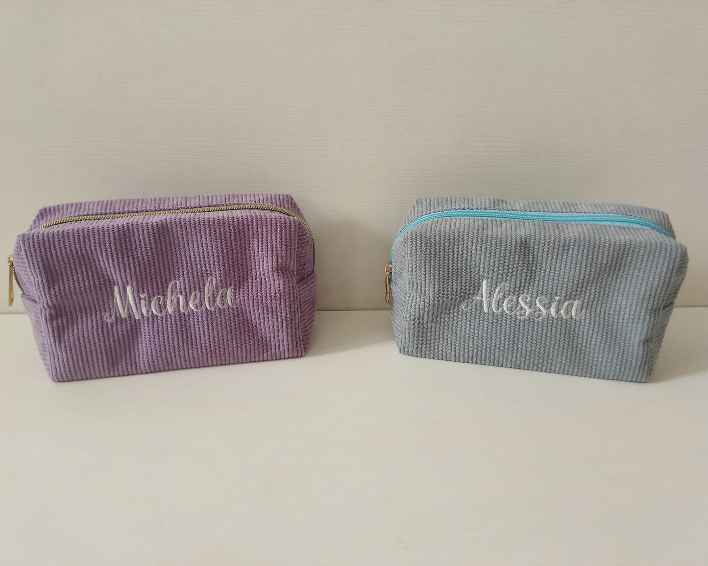 "RACHELE" Pochette personalizzata con nome ricamato a macchina.
