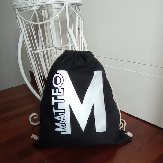 Zaino, Sacca da Palestra in Cotone Nero Certificato 38x42cm da Personalizzare con Iniziale e Nome - Compleanno - Bomboniera - Scuola - Sport