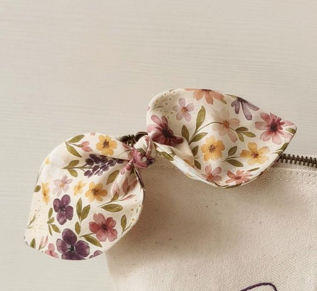 "MARGHERITA" Pochette ricamata a macchina con fiocco in Cotone