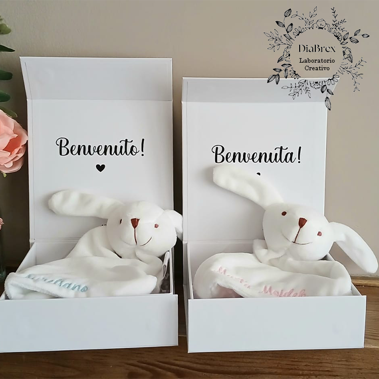 Personalized machine-embroidered comforter