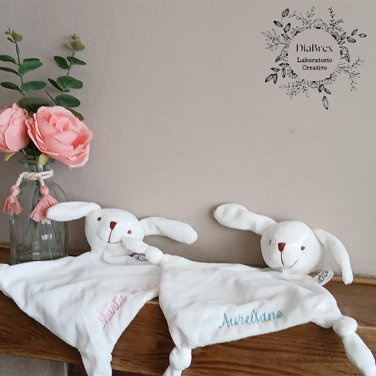 Personalized machine-embroidered comforter