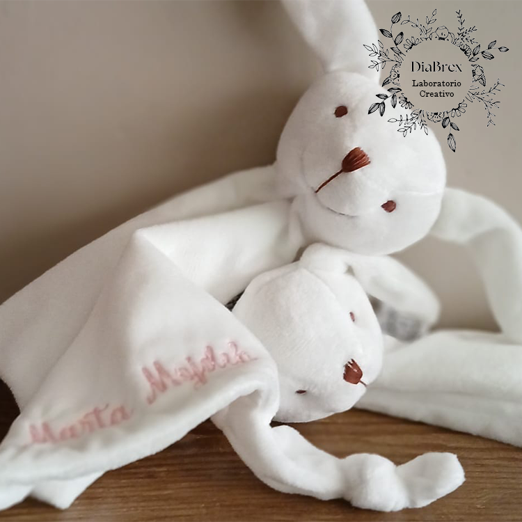 Personalized machine-embroidered comforter