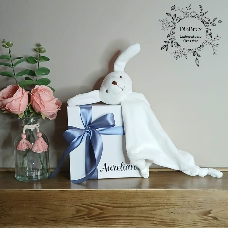 Personalized machine-embroidered comforter