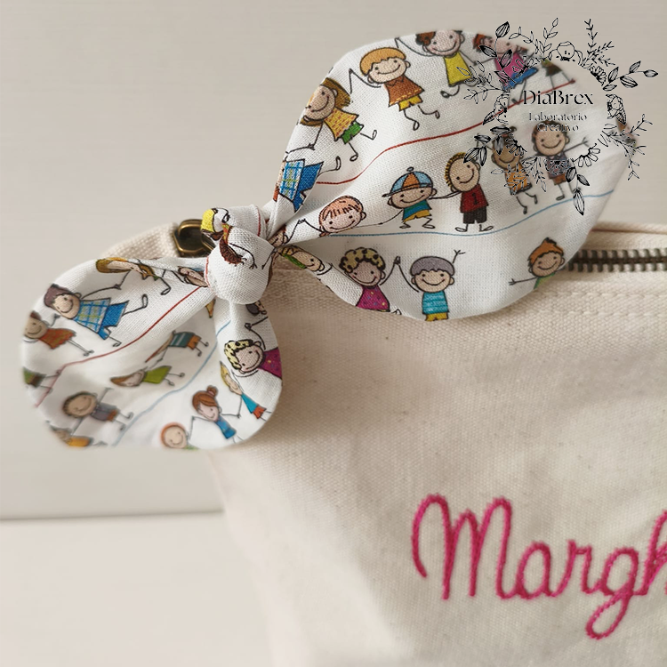 "MARGHERITA" Pochette ricamata a macchina con fiocco in Cotone