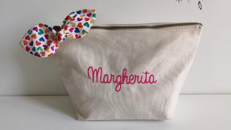 "MARGHERITA" Pochette ricamata a macchina con fiocco in Cotone