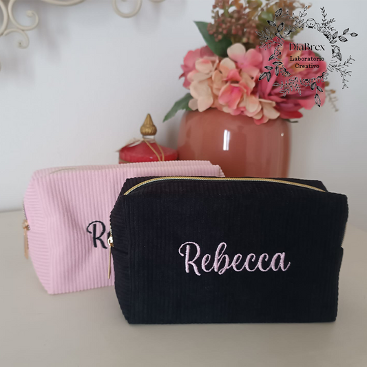 Pochette personalizzata con nome ricamato a macchina – Astuccio regalo amica, beauty case donna, idea regalo personalizzata.