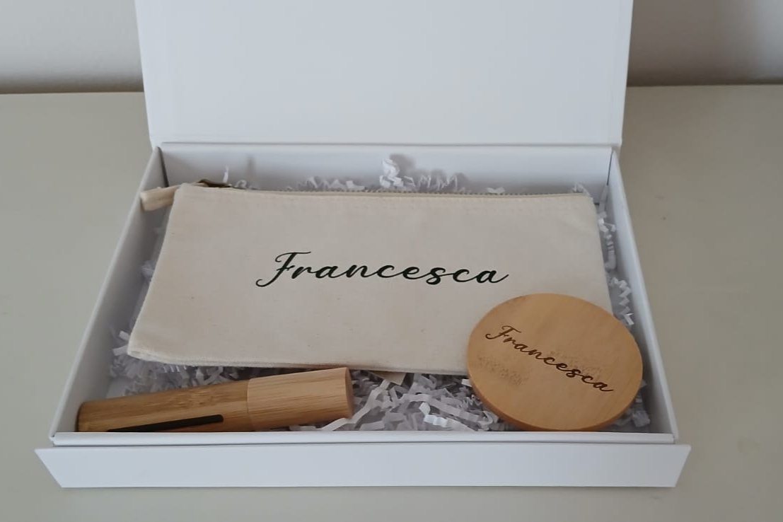 Set Pochette, Porta Profumo e Specchietto in Bambù Personalizzati con incisione a Laser e Preziosa Confezione Regalo