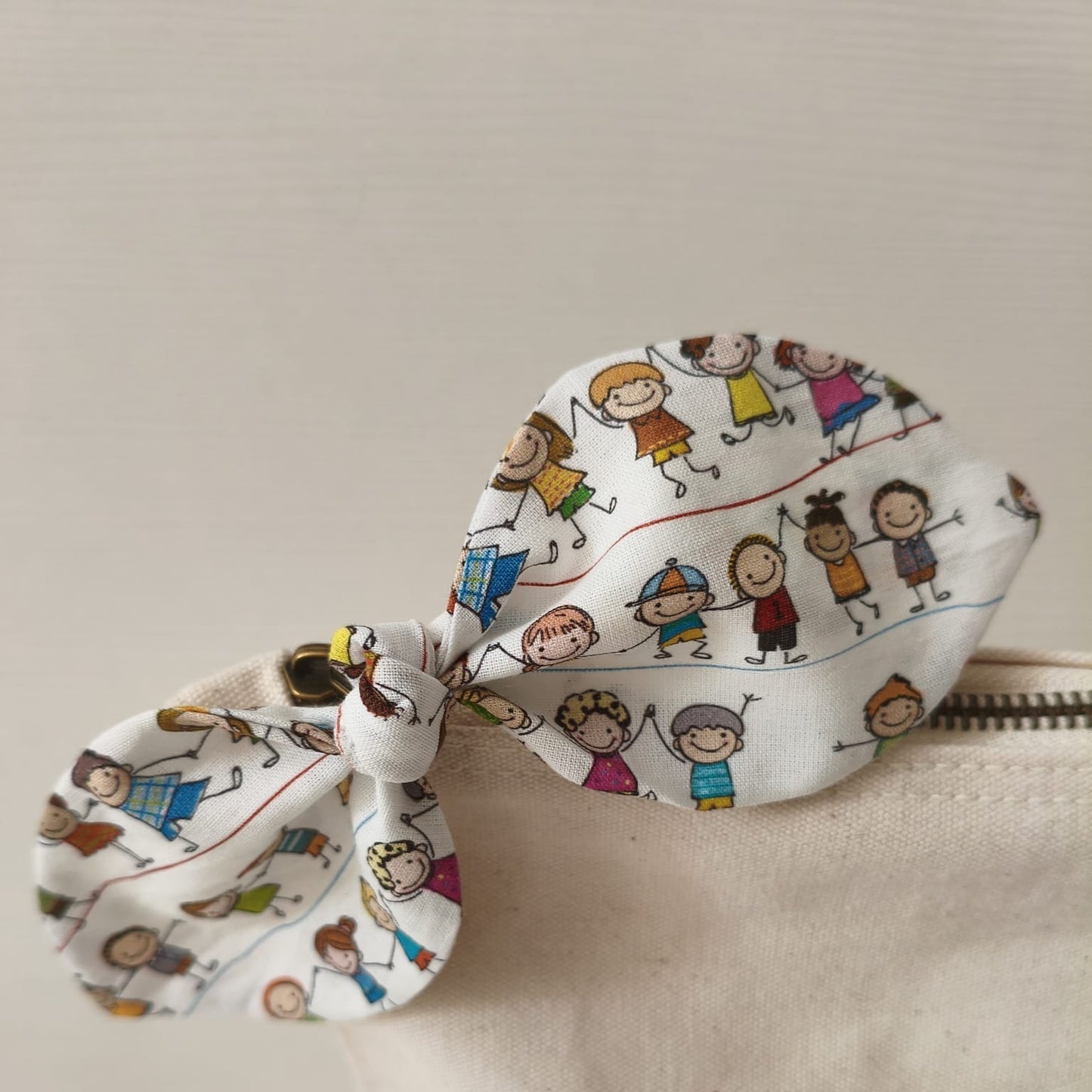 "MARGHERITA" Pochette ricamata a macchina con fiocco in Cotone