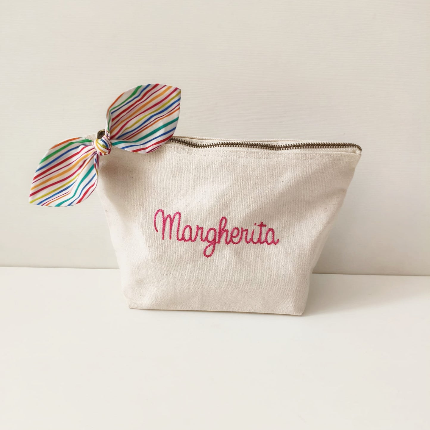 "MARGHERITA" Pochette ricamata a macchina con fiocco in Cotone