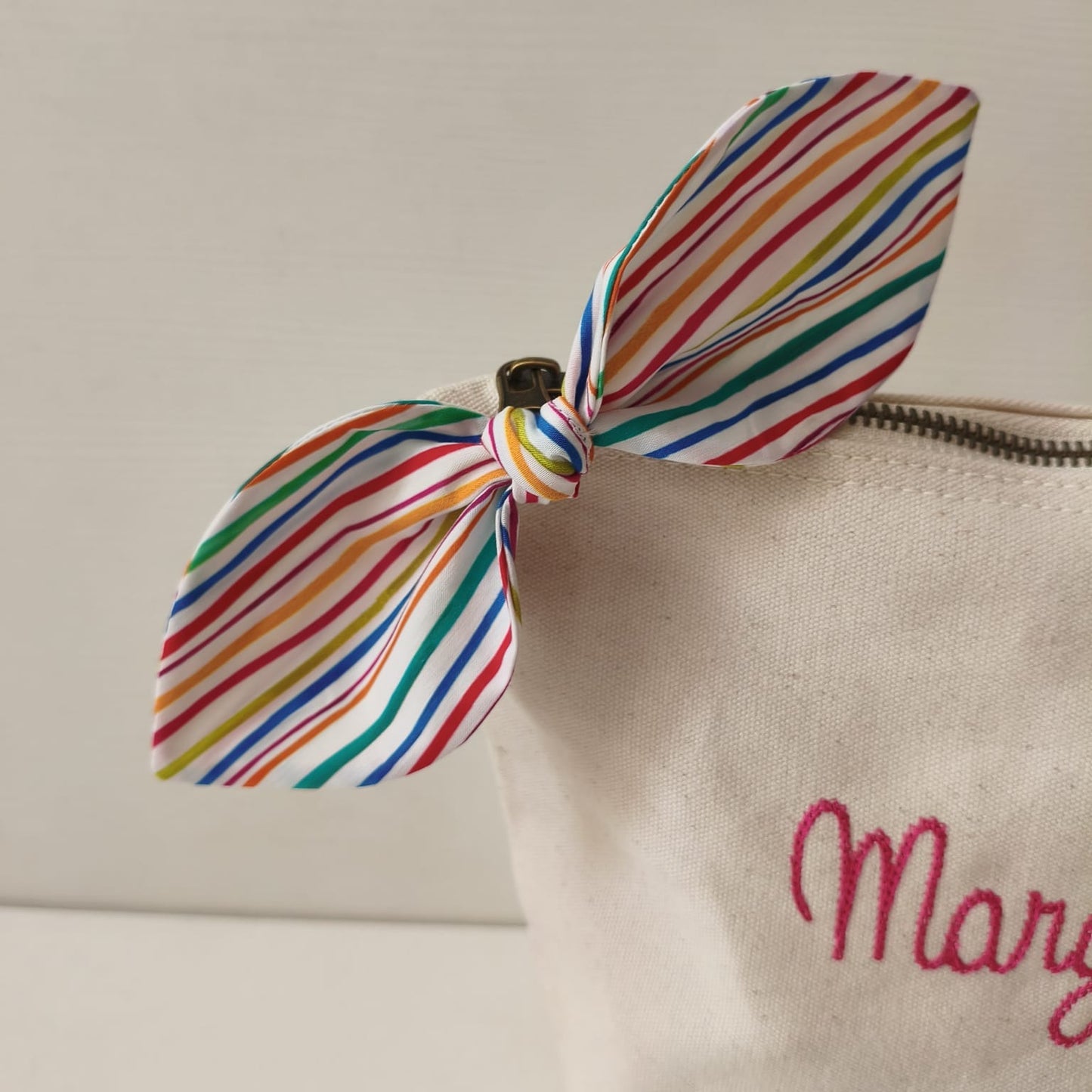 "MARGHERITA" Pochette ricamata a macchina con fiocco in Cotone