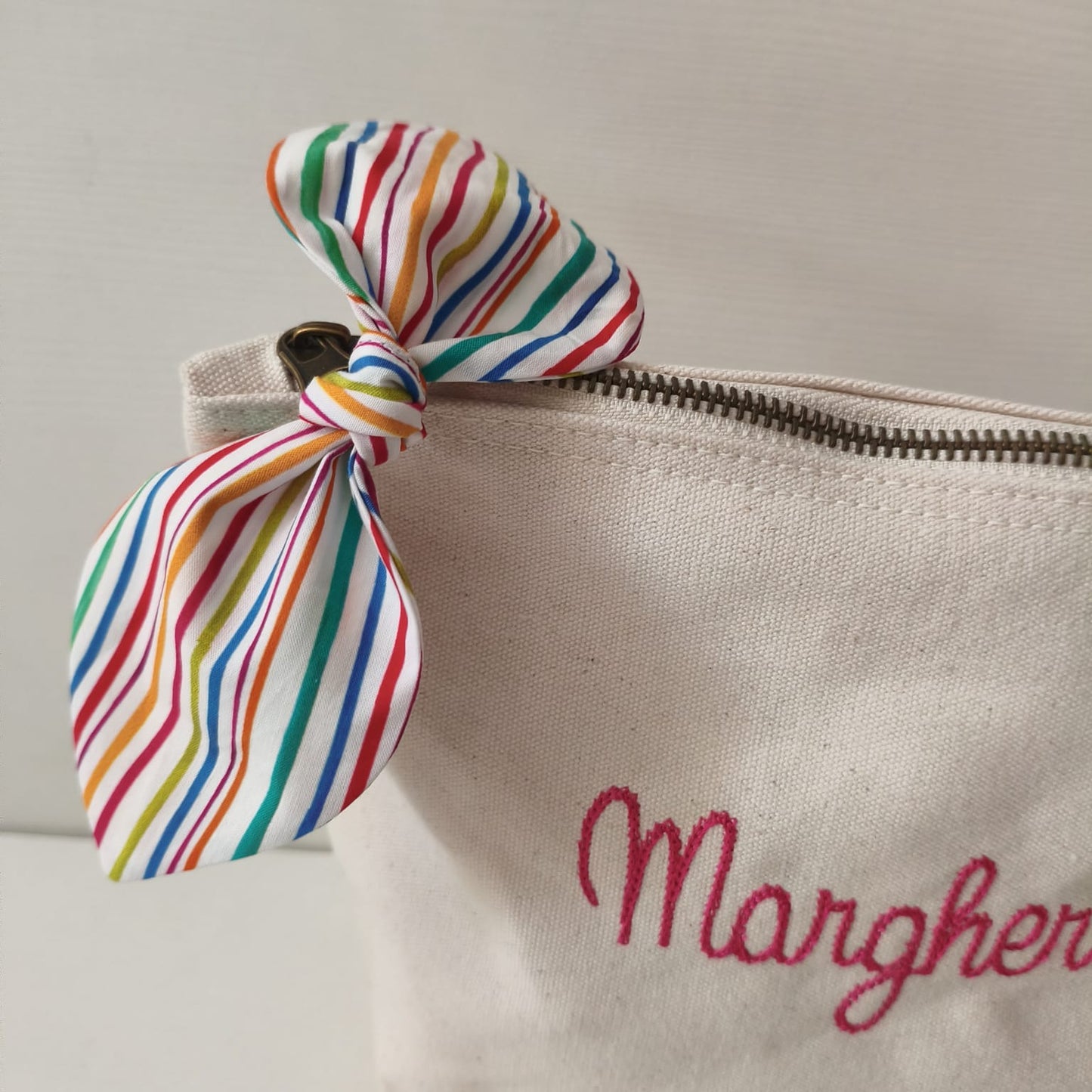 "MARGHERITA" Pochette ricamata a macchina con fiocco in Cotone