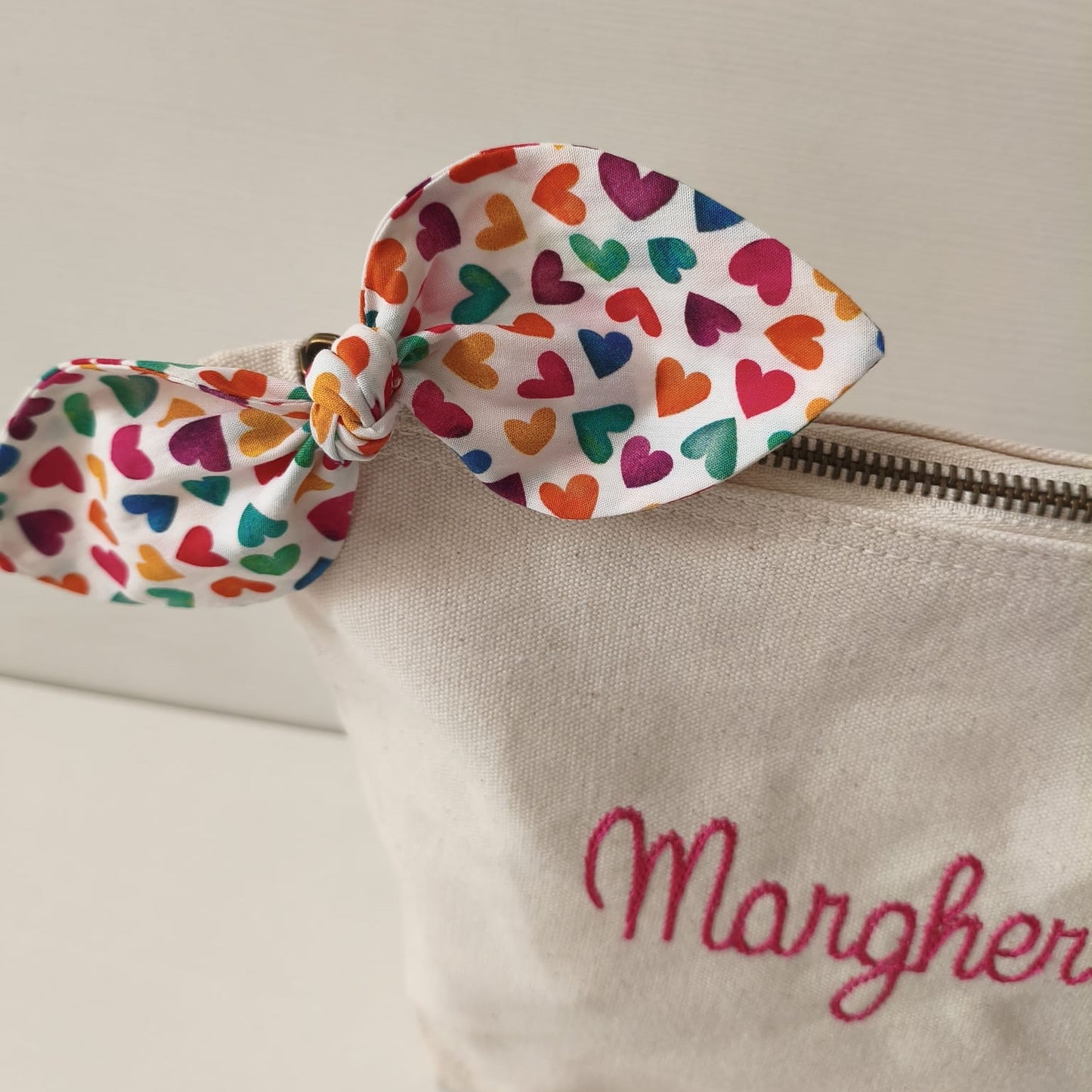 "MARGHERITA" Pochette ricamata a macchina con fiocco in Cotone