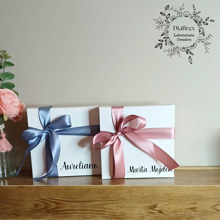 Personalized machine-embroidered comforter